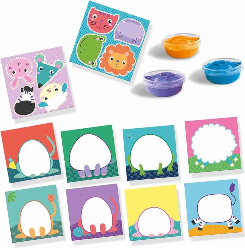 Bébé joyeux créant une œuvre d'art sensorielle avec peinture au doigt colorée